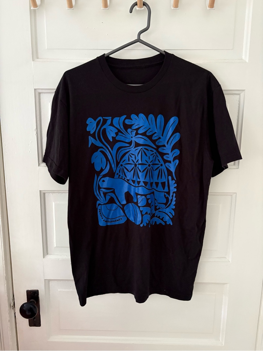 Black Men's Graphic T-Shirt with Blue Turtle Print